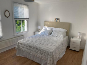 Modern Coastal Cottage 5 minutes from the ocean -Pet Friendly